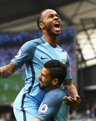  曼城铁卫头槌制胜，连续十场零封创英超新纪录  