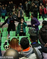  科隆球迷冲突导致比赛中断  