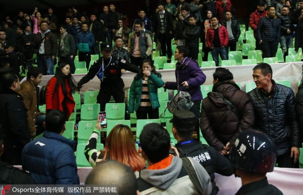  科隆球迷冲突导致比赛中断  