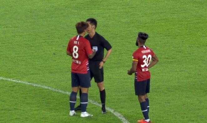  里尔vs巴黎焦点战，VAR介入改判引争议  