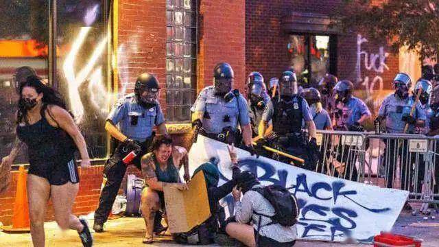  昂热球迷冲突升级，警方出动催泪瓦斯  