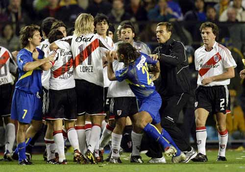  慕尼黑德比火药味十足，主裁出示三张红牌  