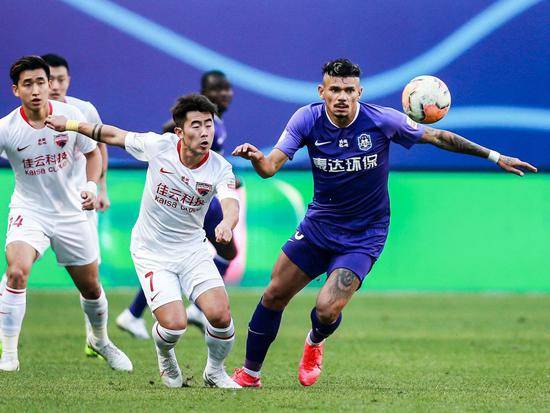  特鲁瓦年轻门将高接抵挡，多次神扑保住球队保级希望